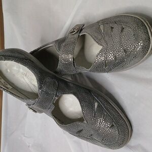 Elegant Silver Women's Flats